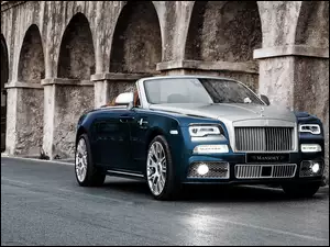 na drodze stoi niebieski Rolls-Royce Dawn Mansory
