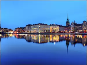 Sztokholm z wyspą Stadsholmen w nocnym krajobrazie