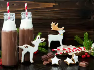 Butelki kakao z piernikowymi jelonkami w świątecznej kompozycji
