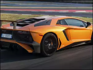 Pomarańczowe Lamborghini Aventador tyłem