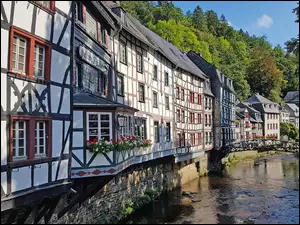 Domy nad rzeką Rur w niemieckim mieście Monschau