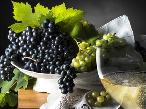 Winogrona na paterze z kieliszkiem wina