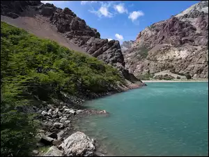 Skaliste góry nad jeziorem San Martinw Argentynie