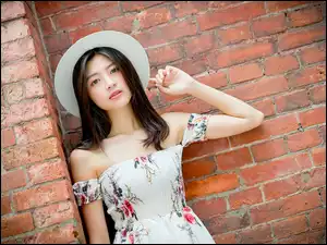 Azjatka w letniej sukience i kapeluszu