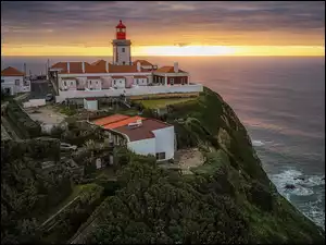 Latarnia morska, Faro del Cabo de la Roca, Portugalia, Morze, Chmury, Zachód słońca, Drzewa