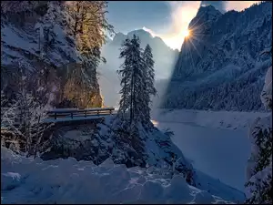 Słońce, Jezioro, Gosausee, Most, Zima, Austria, Ośnieżone, Góry, Drzewa, Śnieg