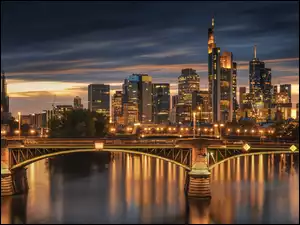 Rzeka Men, Wieczór, Niemcy, Most, Światła, Wieżowce, Frankfurt nad Menem