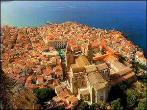 Widok z góry na miasto Cefalu na Sycylii