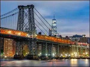 Oświetlony most Brookliński w Nowym Jorku