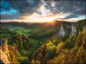 Słowacja, Drzewa, Promienie słońca, Las, Sulowskie Wierchy, Góry, Dolina, Skały, Domy, Chmury