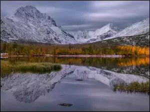 Kołyma, Jezioro Nevidimka, Odbicie, Rosja, Drzewa, Góry Kołymskie, Jesień