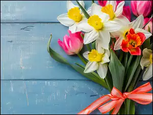 Wiosenny bukiet kwiatów przewiązanych kokardką
