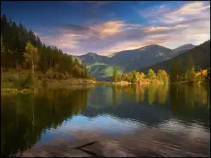 Cień drzew i gór padający na jezioro