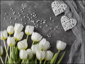 Białe tulipany i serduszka na szarym tle