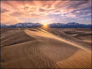 Wydmy piaskowe w promieniach słońca