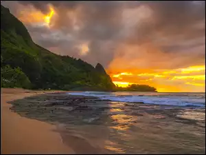 Ocean, Wybrzeże, Palmy, Plaża Tunnels Beach, Hawaje, Roślinność, Morze, Stany Zjednoczone, Góry, Wyspa Kauai, Zachód słońca