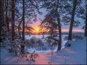 Zimowy krajobraz w blasku zachodzącego słońca