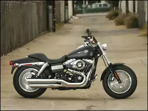 Gazu, Harley-Davidson Dyna Super Glide, Manetka