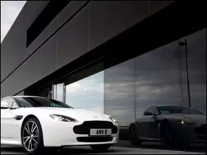 Biały, Aston Martin V8 Vantage