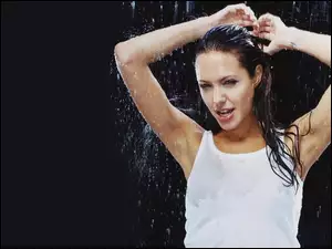 mokre włosy, Angelina Jolie, biały top