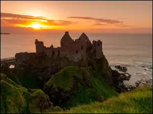 Zachód słońca, Wybrzeże, Irlandia Północna, Zamek Dunluce Castle, Morze, Hrabstwo Antrim, Ruiny