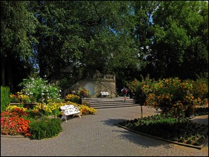 Park, Ławka, Drzewa, Kwiaty