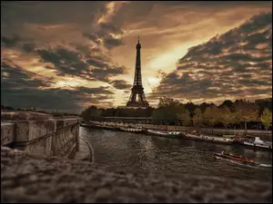 Francja, Wieża Eiffla, Niebo, Zachmurzone, Paryż