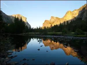Drzewa, Jezioro, Stan Kalifornia, Stany Zjednoczone, Odbicie, Park Narodowy Yosemite, Góry