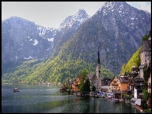 Góry Alpy Salzburskie, Austria, Jezioro Hallstättersee, Domy, Miasteczko Hallstatt, Kościół