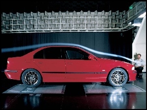 Tunel Aerodynamiczny, Czerwone, BMW 5