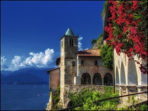 Jezioro, Santa Caterina del Sasso, Klasztor
