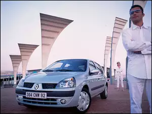 Man in white car in metalic Clio 2