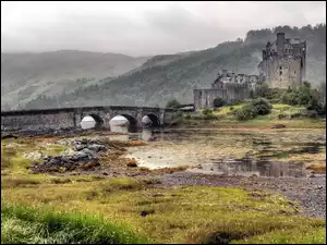 Most, Jezioro Loch Duich Eilean Donan, Zamek Eilean Donan Castle, Szkocja, Wzgórza