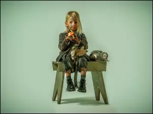 Jabłko, Krzesło, Dziewczynka, Dziecko, Kask