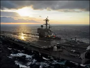 Zachód Słońca, Lotniskowiec, USS George H. W. Bush
