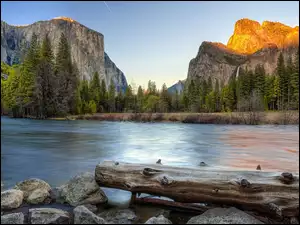 Kamienie, Góry, Stan Kalifornia, Stany Zjednoczone, Drzewa, Park Narodowy Yosemite, Rzeka