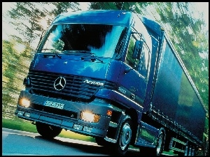 Niebieski Ciągnik Mercedesa