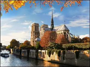 Rzeka, Świątynia, Paryż