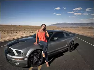 Kobieta, Ford Mustang, Szary