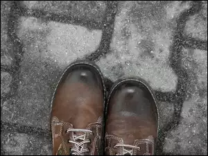 chodnik, buty, samotność