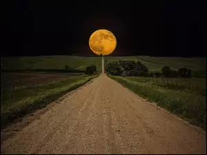 Pole, Droga, Księżyc
