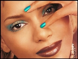 Halle Berry, paznokcie, makijaż, turkusowe