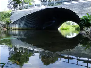 Most nad rzeką przegląda się w wodzie