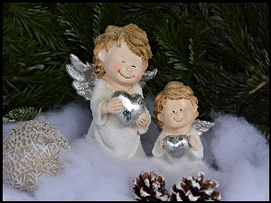 Figurki aniołków z sercami w świątecznej scenerii