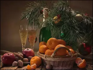 Świąteczna kompozycja z szampanem i owocami