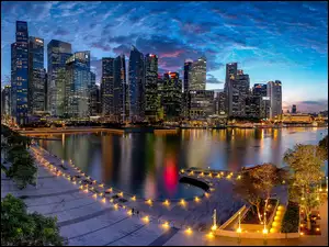 Drapacze chmur w Singapurze nad oświetloną zatoką