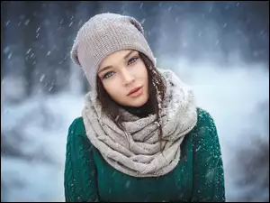 Modelka Angelina Petrova w pięknym makijażu w zimowym plenerze