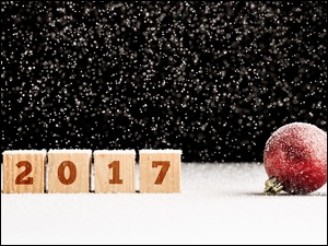 Nowy Rok 2017 w towarzystwie bombki na śniegu