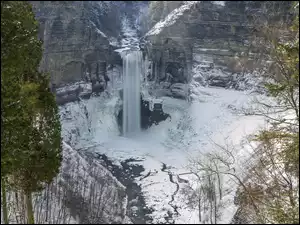 Wodospad spływający ze skał