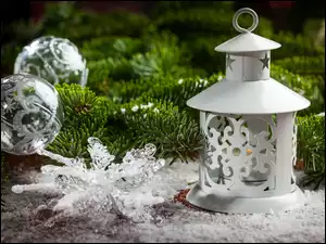 Lampion w świątecznej dekoracji z bombkami